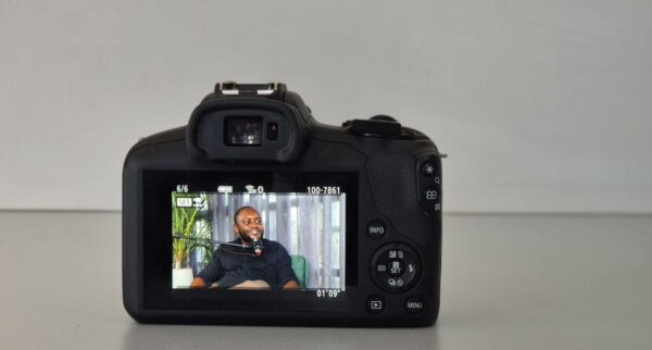 canon-eos-r100-media-11-600x322-1