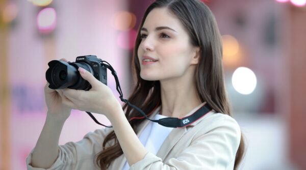 canon-eos-r100-media-4-600x334-1