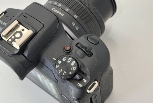 canon-eos-r100-media-9-600x404-1