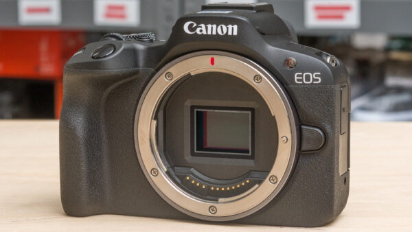 canon-eos-r50-media-10-600x338-1 Trái tim của Canon EOS R50 là cảm biến CMOS APS-C 24.2 megapixel