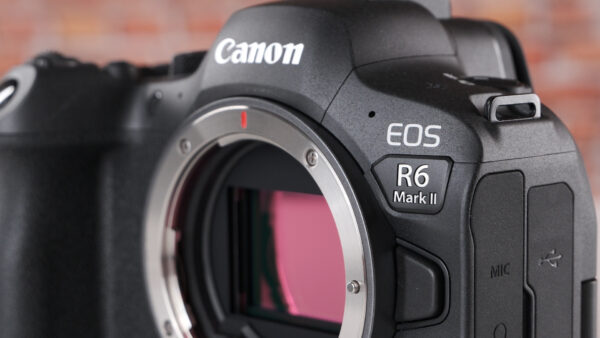Canon EOS R6 Mark II là một trong những mẫu máy ảnh mirrorless full-frame nổi bật
