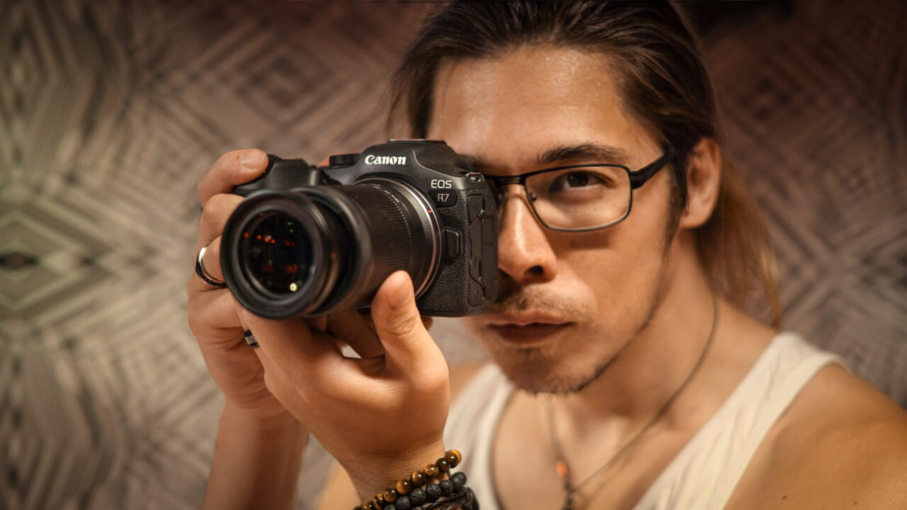 Nhiếp ảnh gia James Artaius cầm trên tay Canon EOS R7