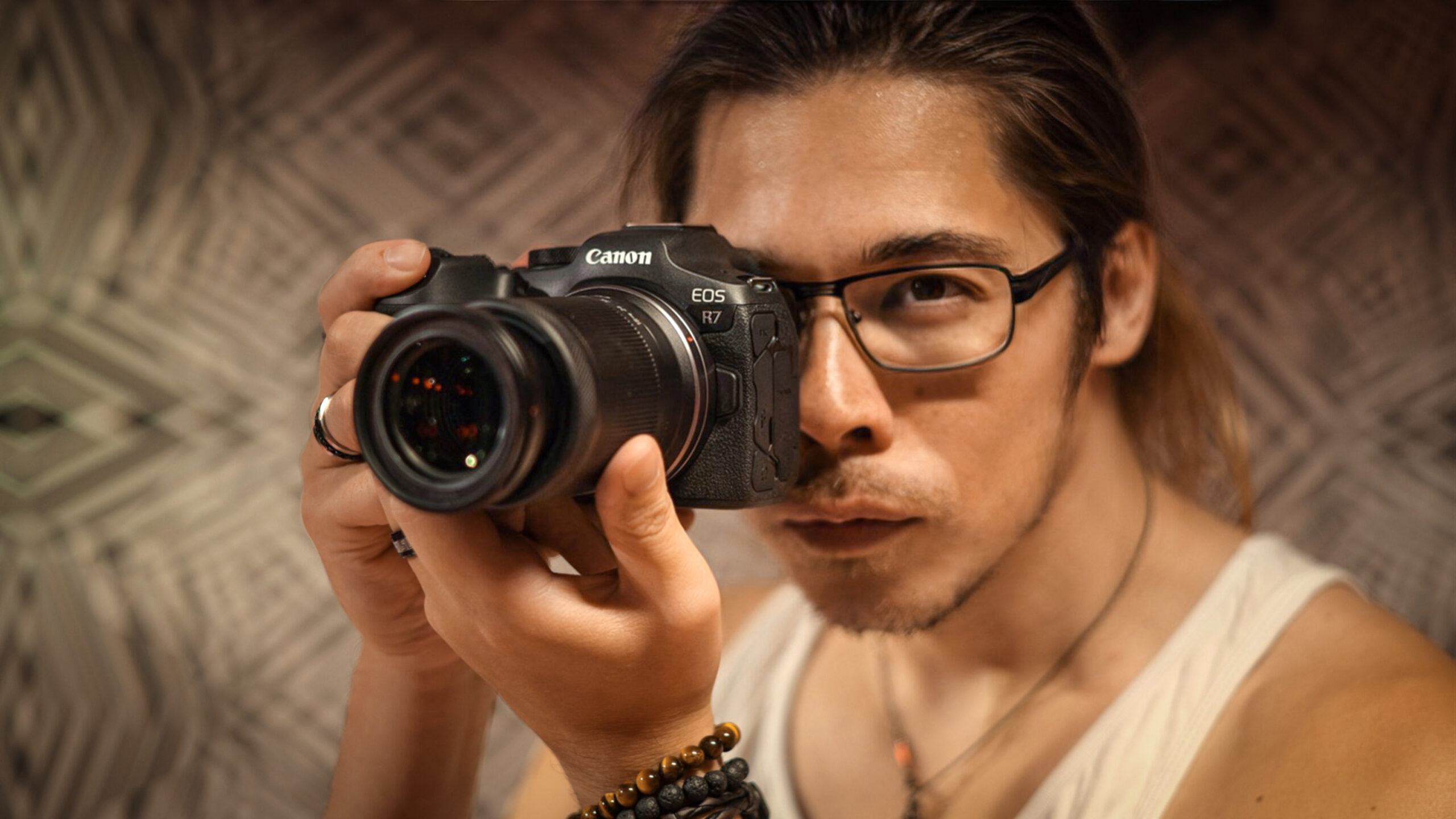 canon-eos-r7-mark-ii-hoan-ra-mat_02-scaled-1 Nhiếp ảnh gia James Artaius cầm trên tay Canon EOS R7