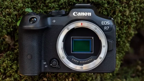 canon-eos-r7-media-3-600x338-1 rái tim của Canon EOS R7 là cảm biến CMOS APS-C với độ phân giải hiệu quả 32.5 megapixel