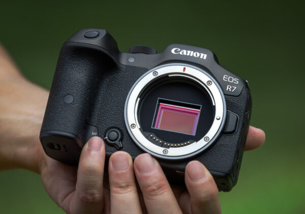 canon-eos-r7-media-8-600x422-1 Canon EOS R7 sở hữu thiết kế SLR-style mirrorless
