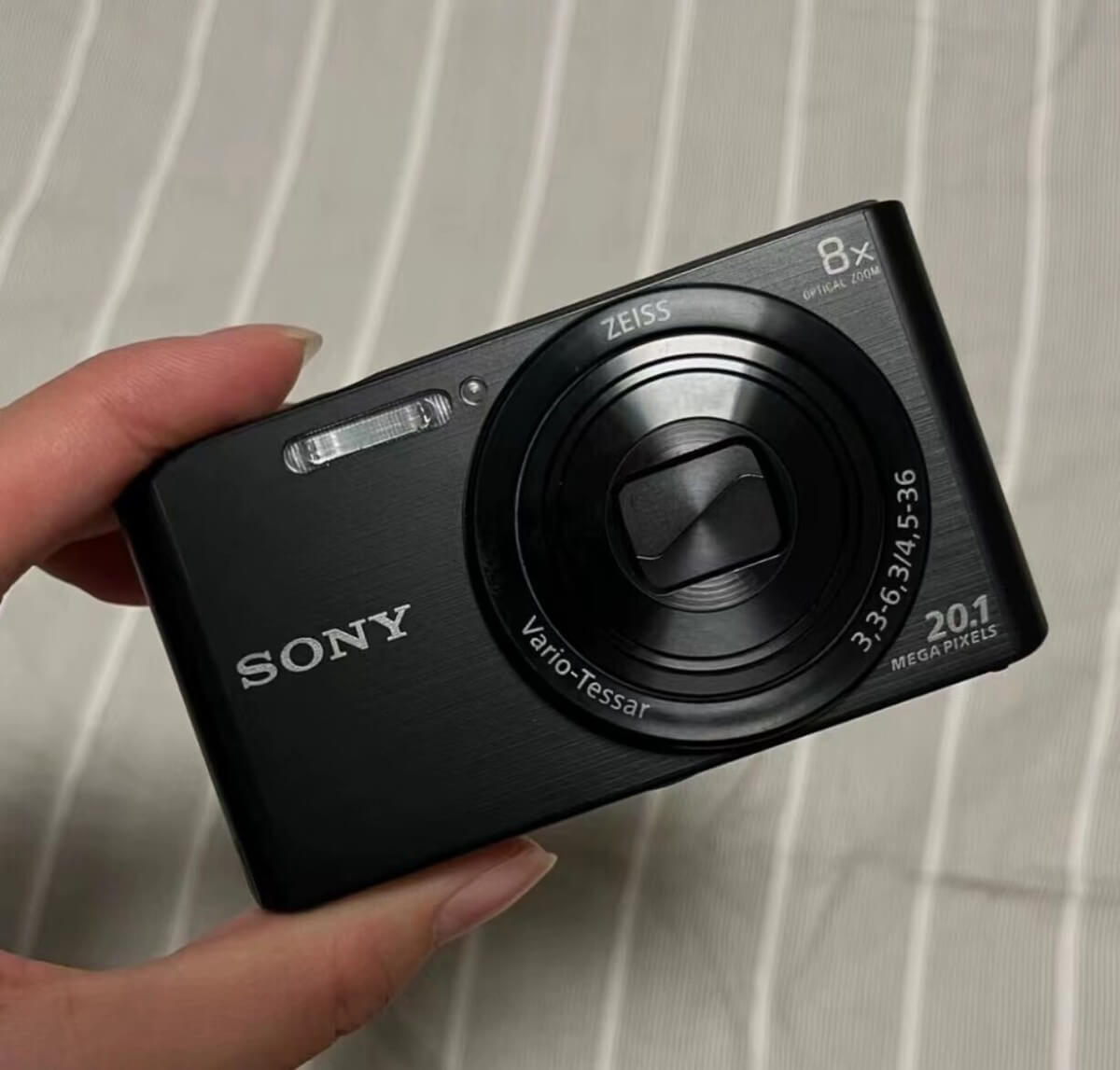 Cách sử dụng máy ảnh Sony DSC W830 hiệu quả cho người mới 2 Đánh giá chi tiết về phong cách thiết kế