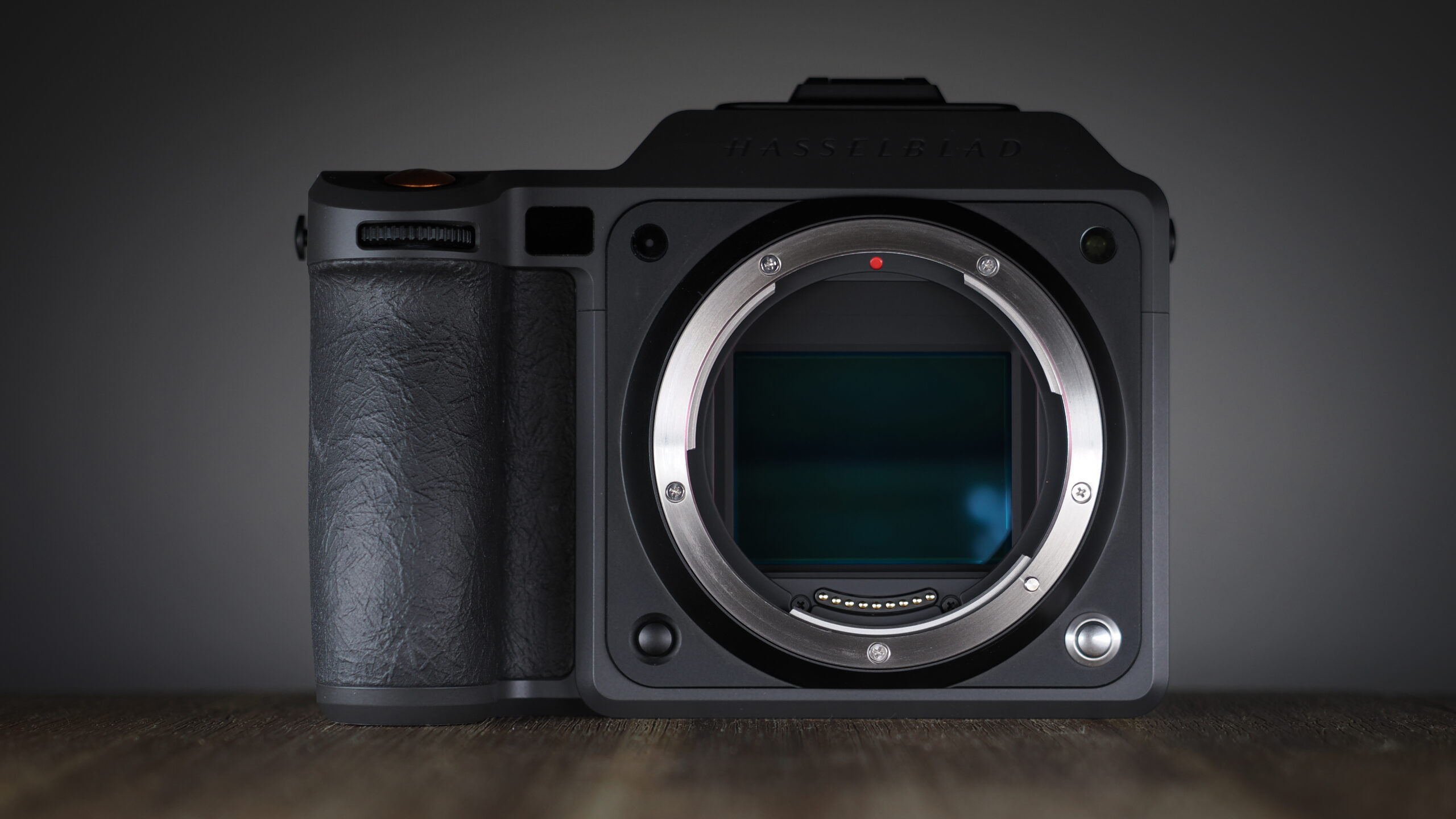 hasselblad-x2d-ii-100c-tipa-world-awards_02-scaled-2 Máy ảnh Hasselblad X2D II 100C đặt trên mặt gỗ