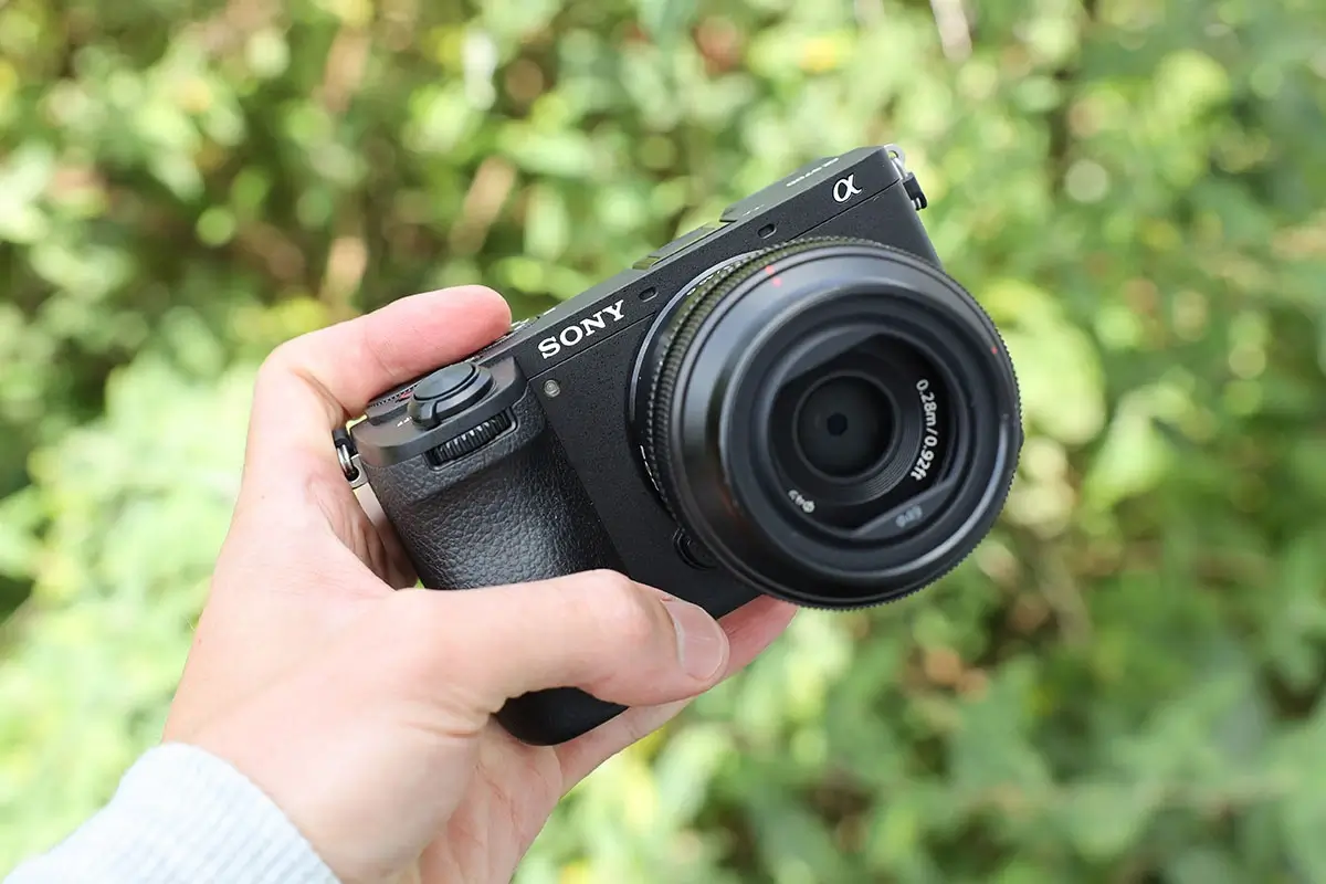 Thiết kế khung vỏ và độ bền của Sony A6400