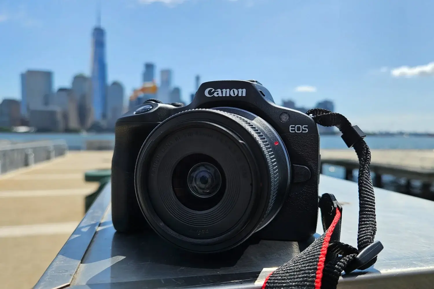Canon R100 + Lens RF-S 18-45mm 9 Thiết kế linh hoạt và tối ưu trọng lượng