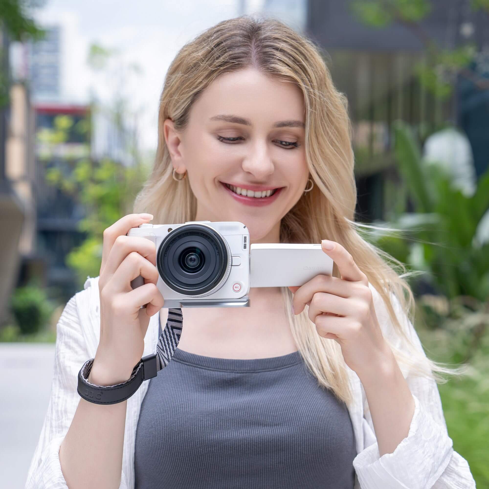 Đánh giá máy ảnh Canon R50V liệu có phải lựa chọn hoàn hảo cho vlogger 3 Đánh giá Canon EOS R50 V: Ngôn ngữ thiết kế