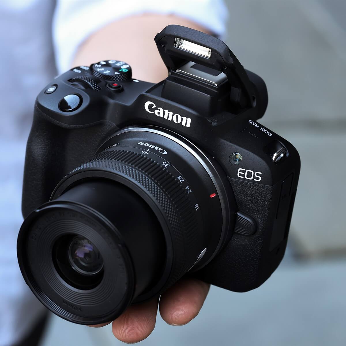 Đánh giá máy ảnh Canon R50 chi tiết về tính năng và hiệu năng 2 Đánh giá chi tiết khả năng quan sát qua màn hình và kính ngắm điện tử