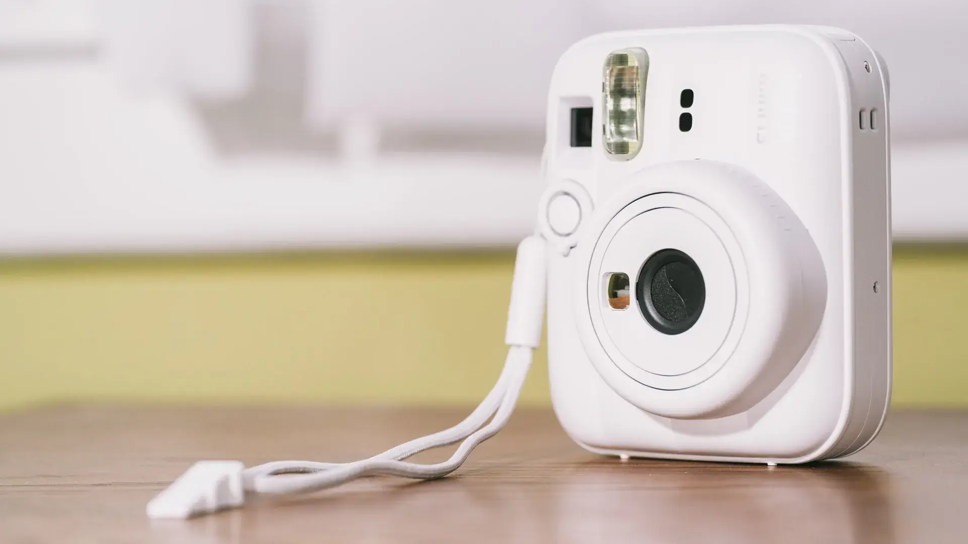 Đánh giá máy ảnh Fujifilm Instax Mini 13 nhỏ gọn đầy phong cách 2 Đánh giá Fujifilm Instax Mini 13: Những ưu điểm và hạn chế