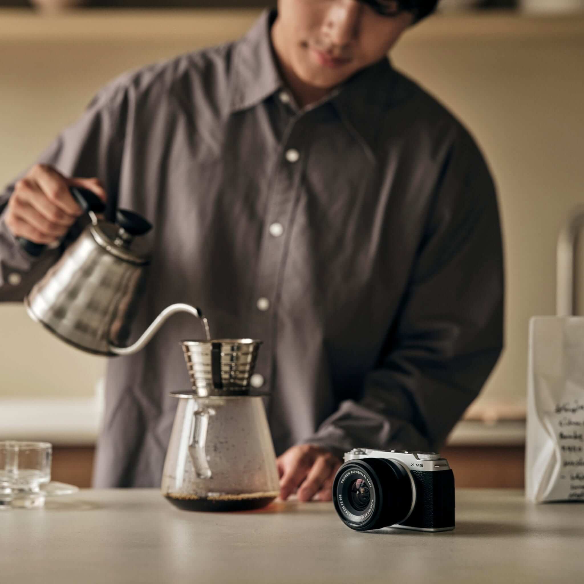 Màu Fujifilm và 20 công thức chỉnh ảnh dẫn đầu xu hướng năm 2026 22 Espresso Moments - Chiều sâu trong từng khung hình