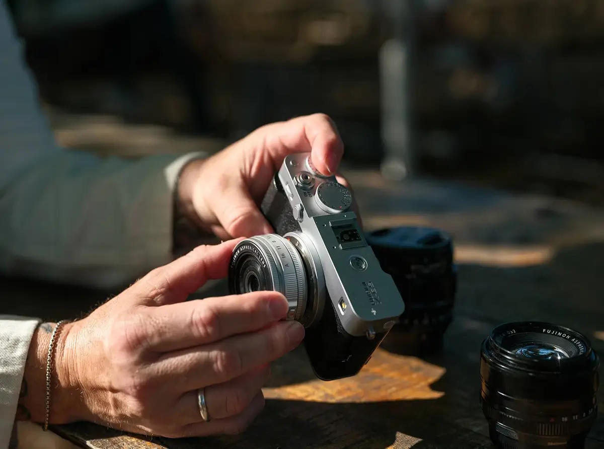 Đánh giá máy ảnh Fujifilm X-E5 có đáng sở hữu hơn X100VI và X-T50 4 Khả năng mở rộng qua cổng kết nối và khe lưu trữ