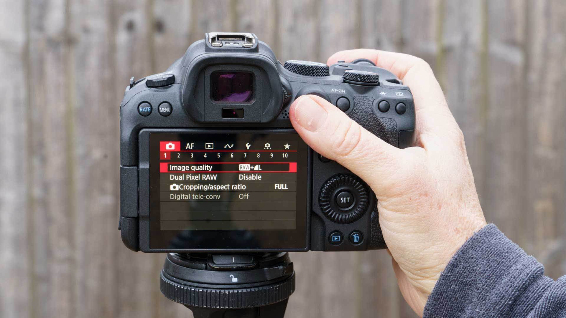 Đánh giá máy ảnh Canon R6 II: Có xứng đáng là bản nâng cấp hoàn hảo? 7 Lý do cân nhắc đầu tư vào Canon EOS R6 Mark II trong năm 2026