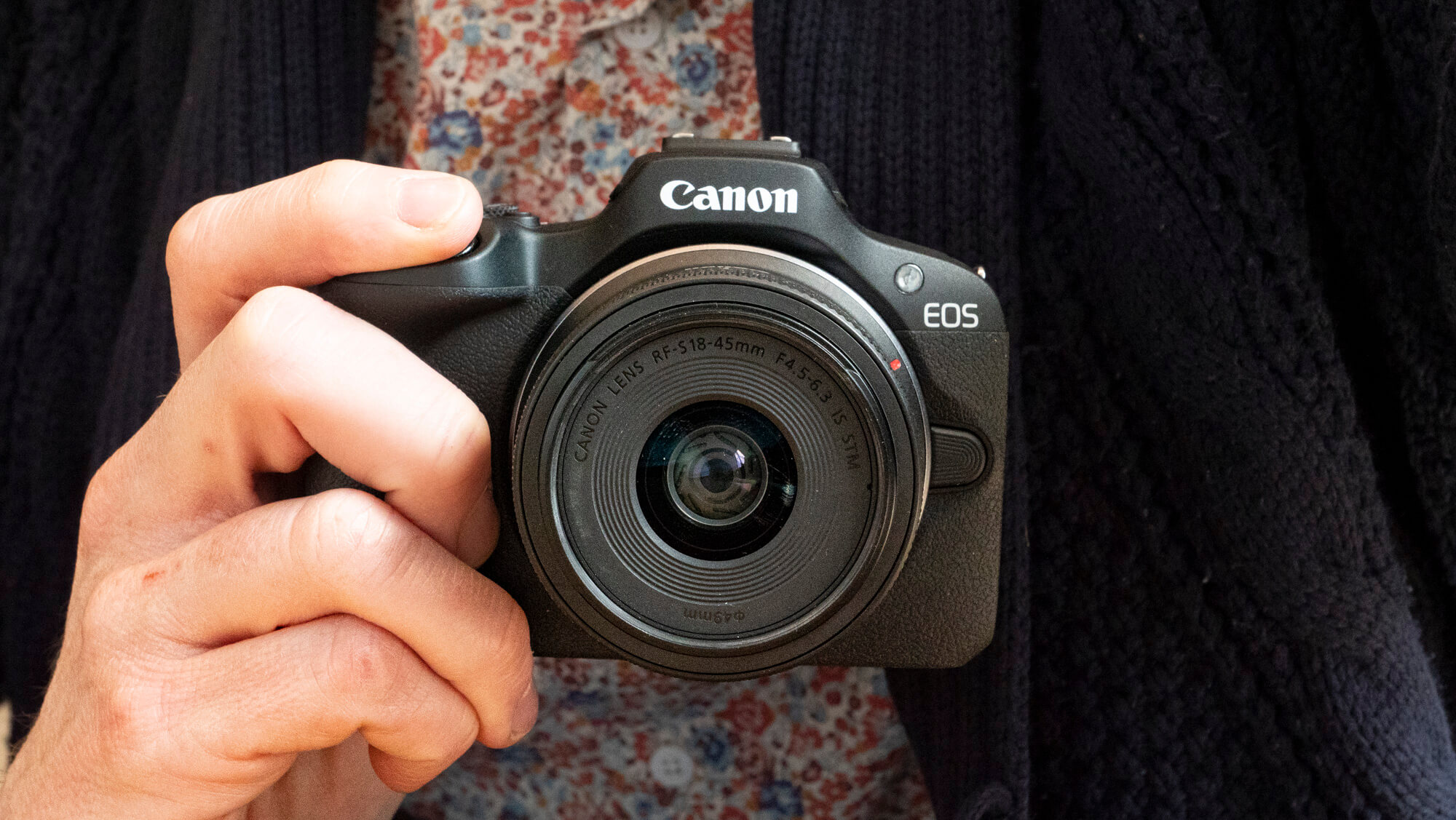 Đánh giá máy ảnh Canon R100 chi tiết dành cho người mới bắt đầu 3 Những đặc điểm quan trọng cần lưu ý