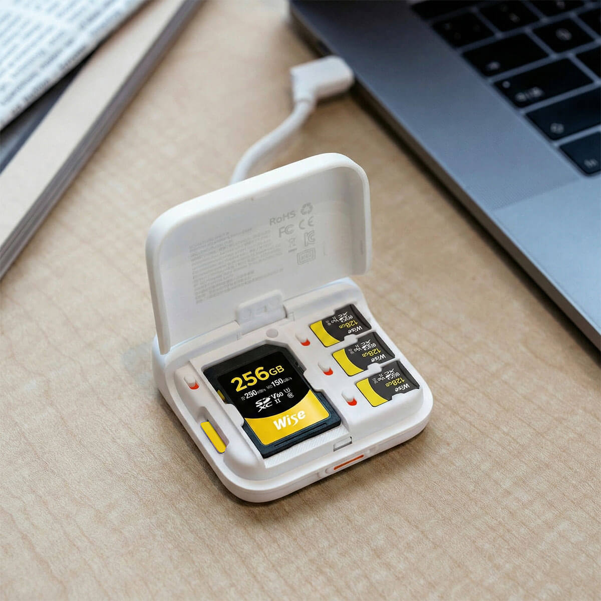 Hộp đựng, đầu đọc thẻ nhớ PGYTECH CreateMate High-speed Mini Card Reader Case 3 Hộp đựng, đầu đọc thẻ nhớ PGYTECH CreateMate High-speed Mini Card Reader Case - Ảnh 3