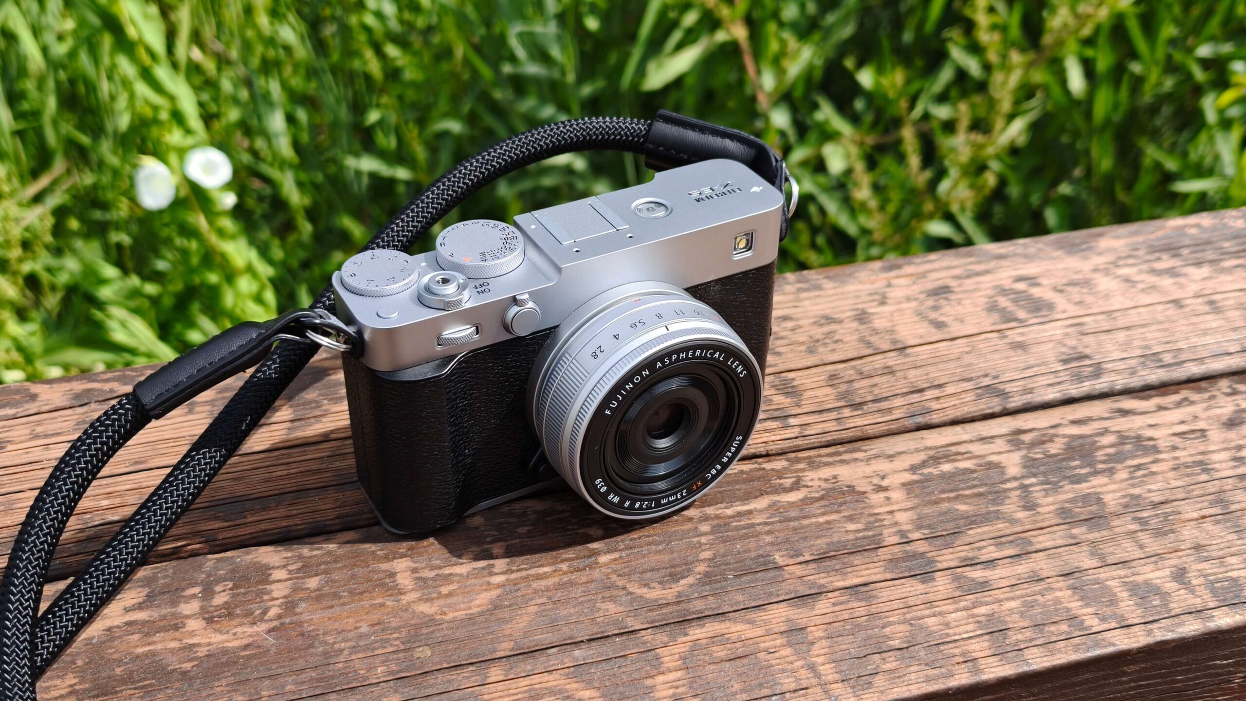 Đánh giá máy ảnh Fujifilm X-E5 có đáng sở hữu hơn X100VI và X-T50 1 Phân tích ưu và nhược điểm trên Fujifilm X-E5