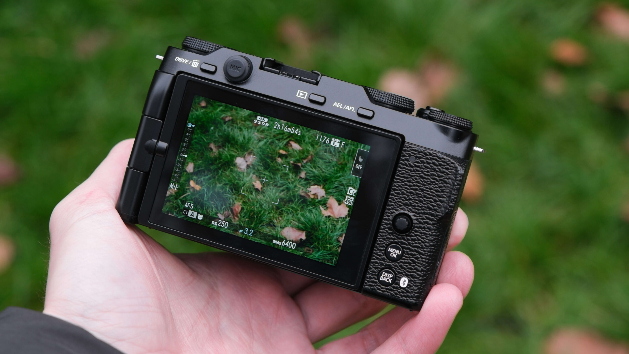 FUJIFILM X-M5 40 Sáng tạo không giới hạn với vòng xoay giả lập màu phim