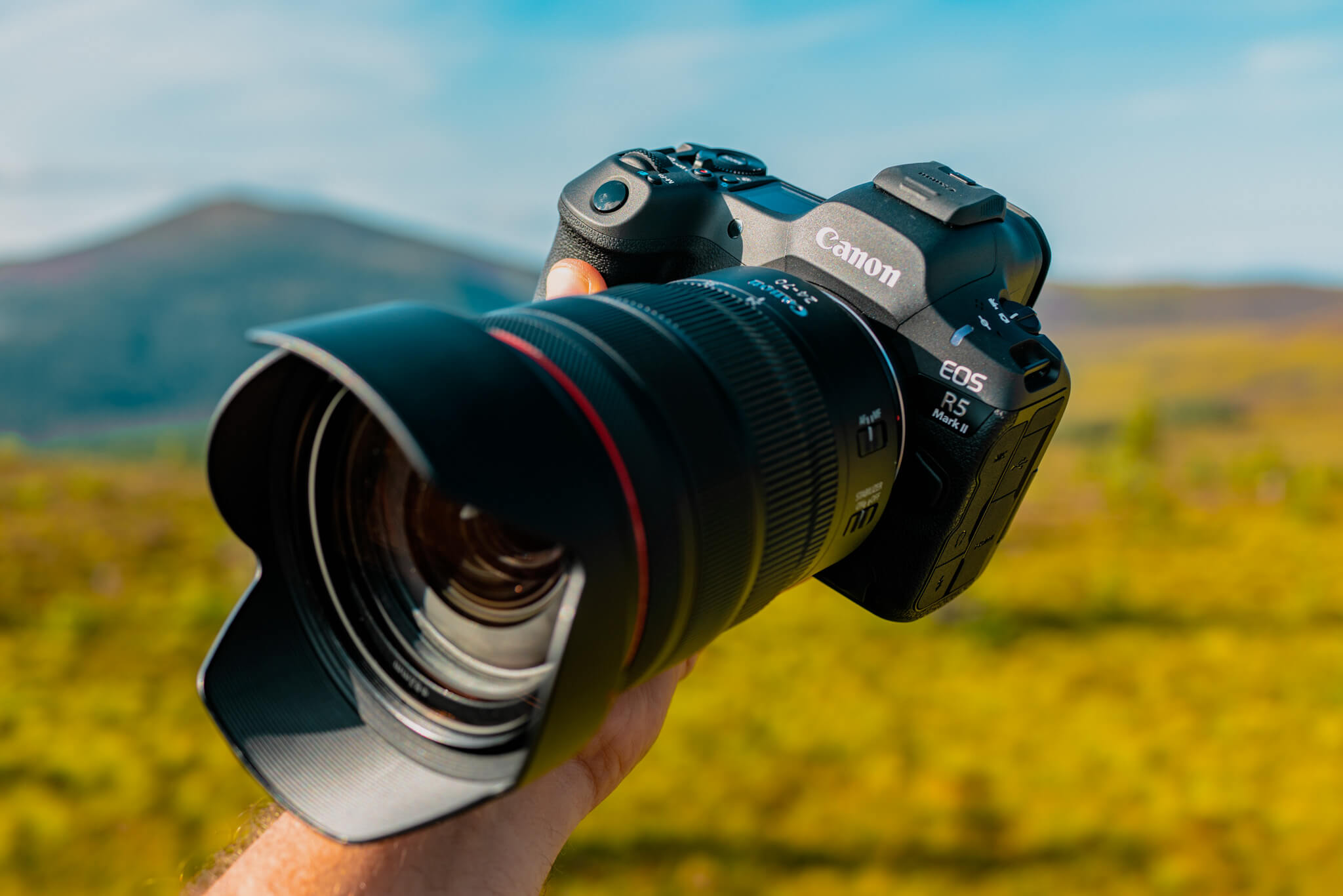 Đánh giá máy ảnh Canon R5 chi tiết với những cải tiến đột phá 5 Thiết kế công thái học với Joystick và khe thẻ nhớ kép
