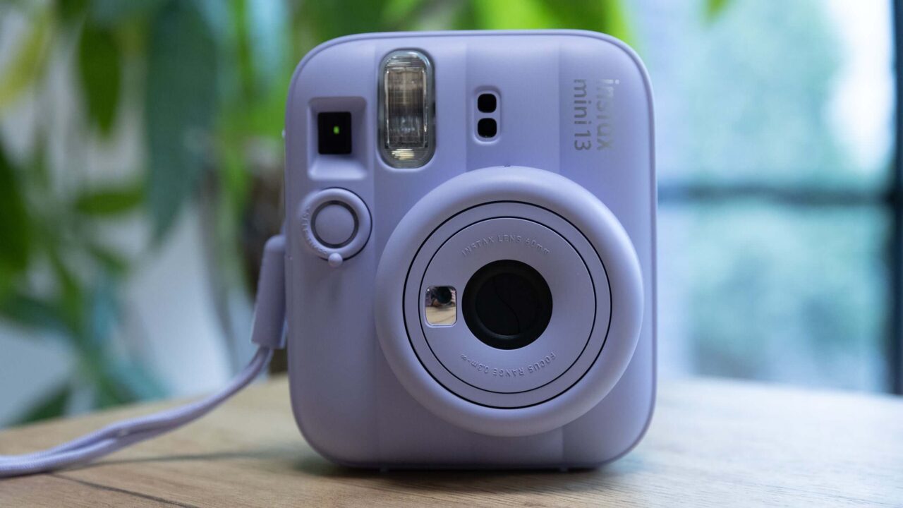 Đánh giá máy ảnh Fujifilm Instax Mini 13 nhỏ gọn đầy phong cách 7 Thiết kế và cảm giác trải nghiệm thực tế