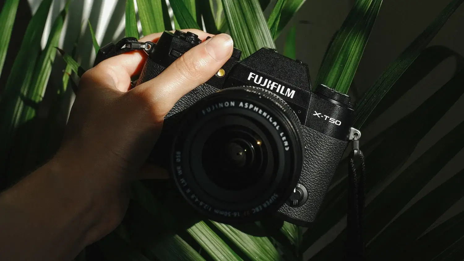 Đánh giá máy ảnh Fujifilm X-T50 bản rút gọn hoàn hảo từ X-T5 4 Trải nghiệm điều khiển và thiết kế hệ thống nút bấm trên Fujifilm X-T50