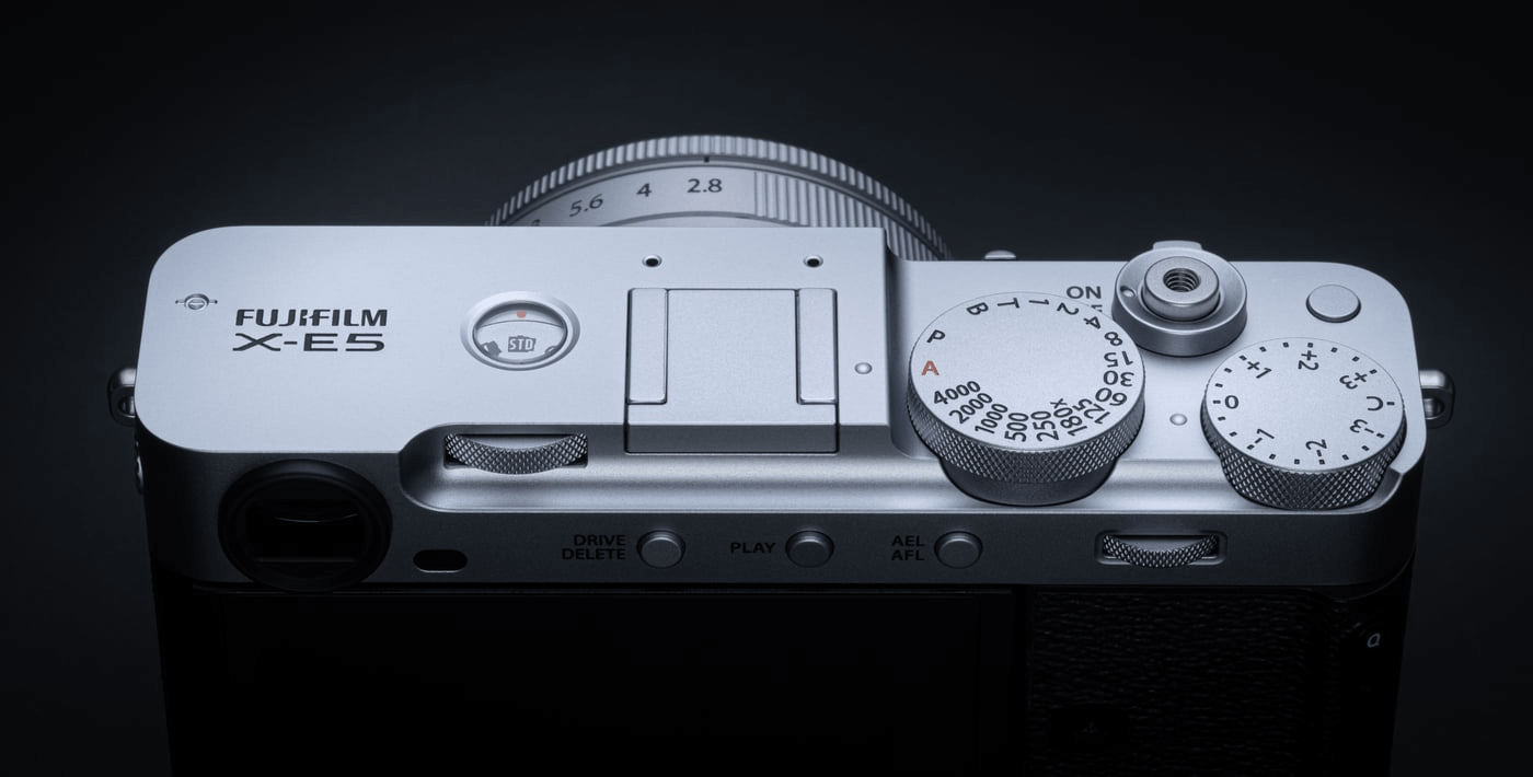 Đánh giá máy ảnh Fujifilm X-E5 có đáng sở hữu hơn X100VI và X-T50 2 Triết lý thiết kế và trải nghiệm cầm nắm