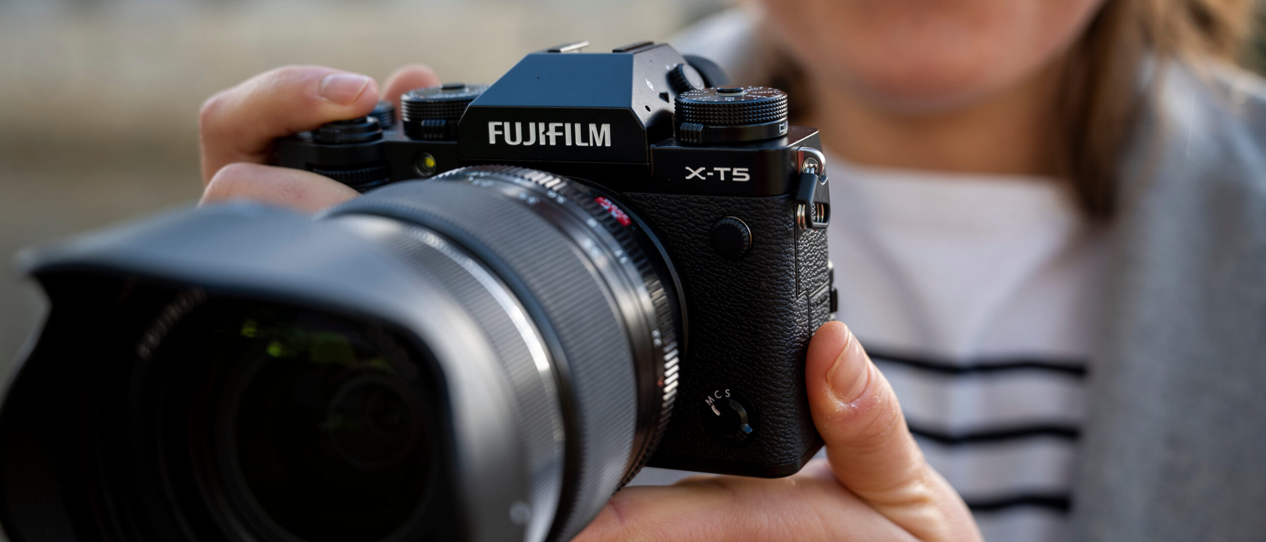 Đánh giá máy ảnh Fujifilm X-T5 với những cải tiến công nghệ vượt trội 3 Trọng lượng và kích thước tối ưu