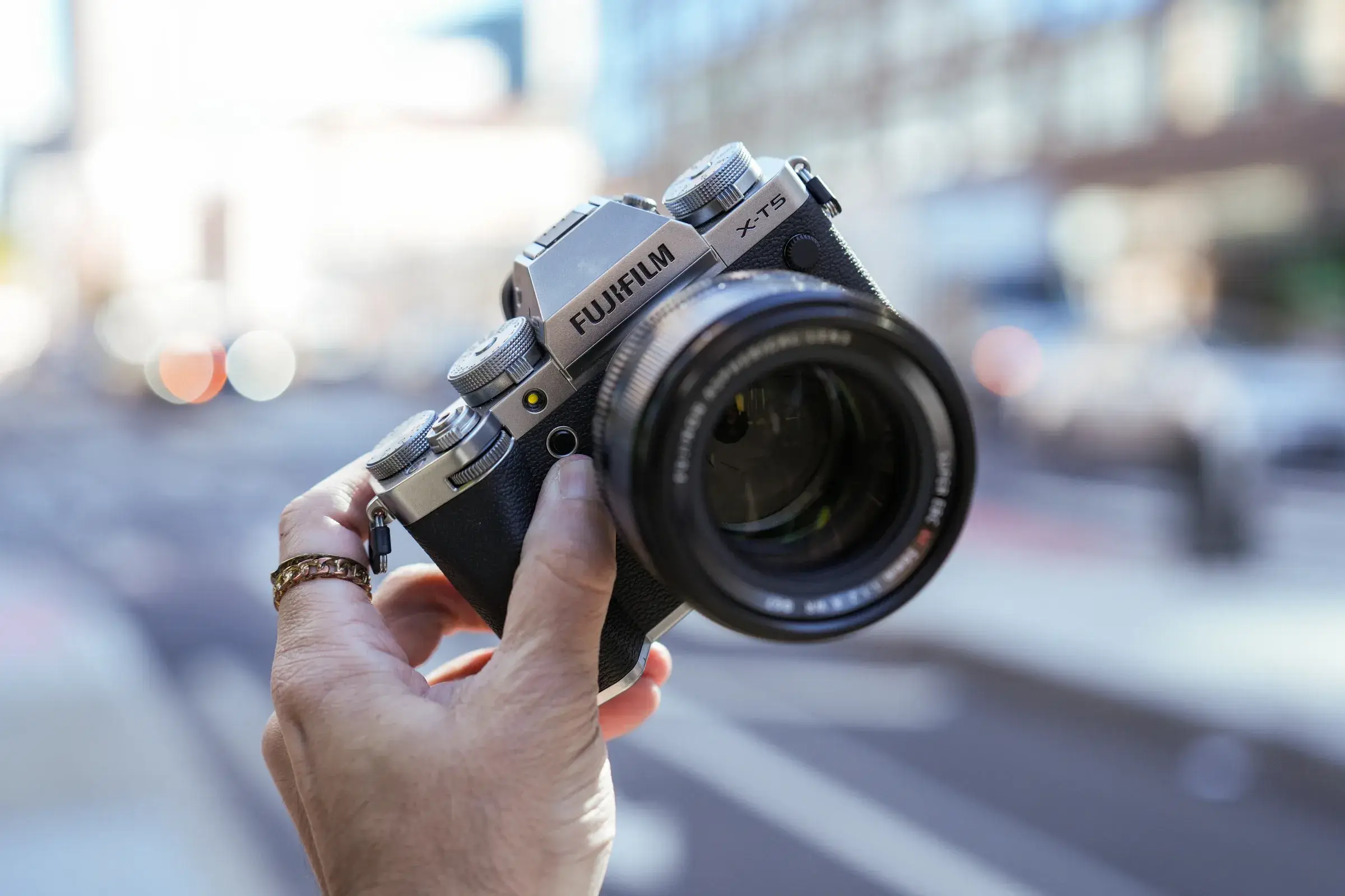 Đánh giá máy ảnh Fujifilm X-T5 với những cải tiến công nghệ vượt trội 1 Ưu điểm và nhược điểm khi đánh giá máy ảnh Fujifilm X-T5