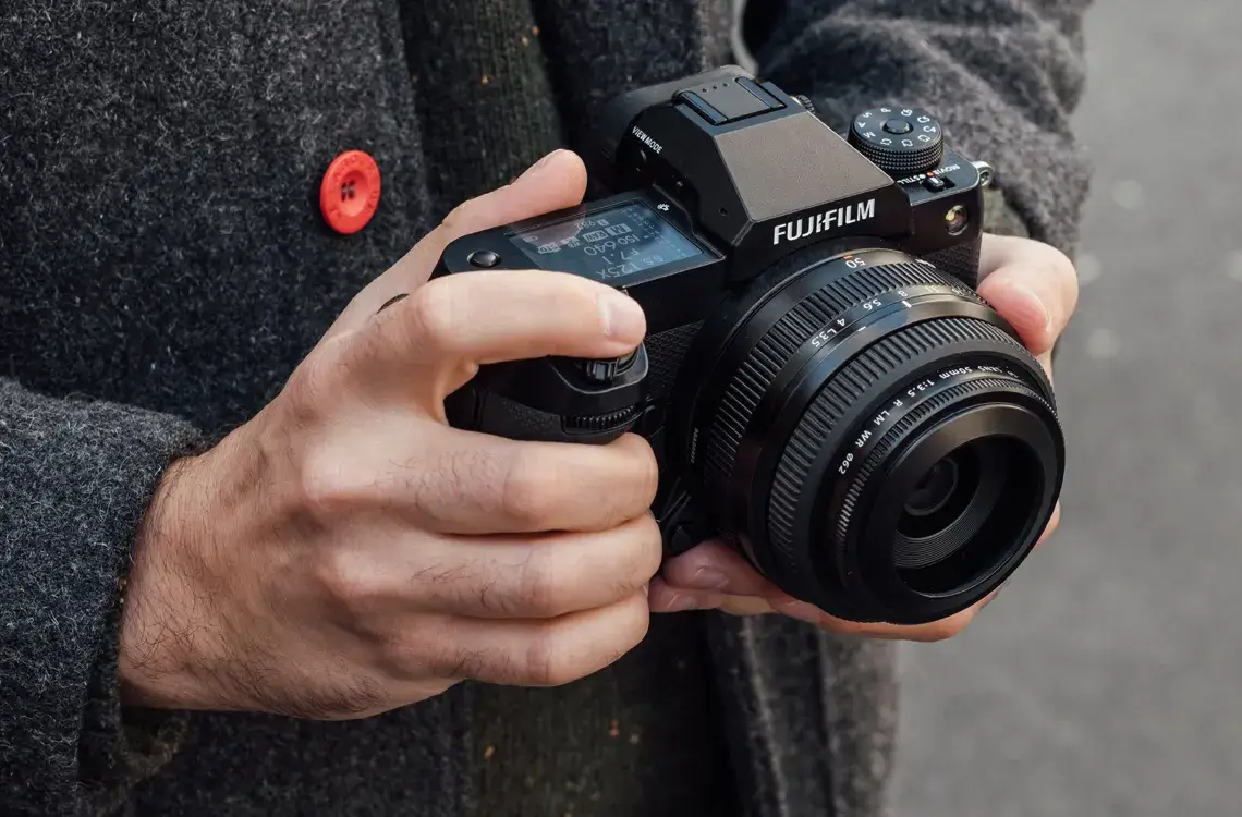 Máy ảnh xịn và chuyên nghiệp đáng sở hữu năm 2026 2 Đánh giá chuyên sâu Fujifilm GFX 100S II