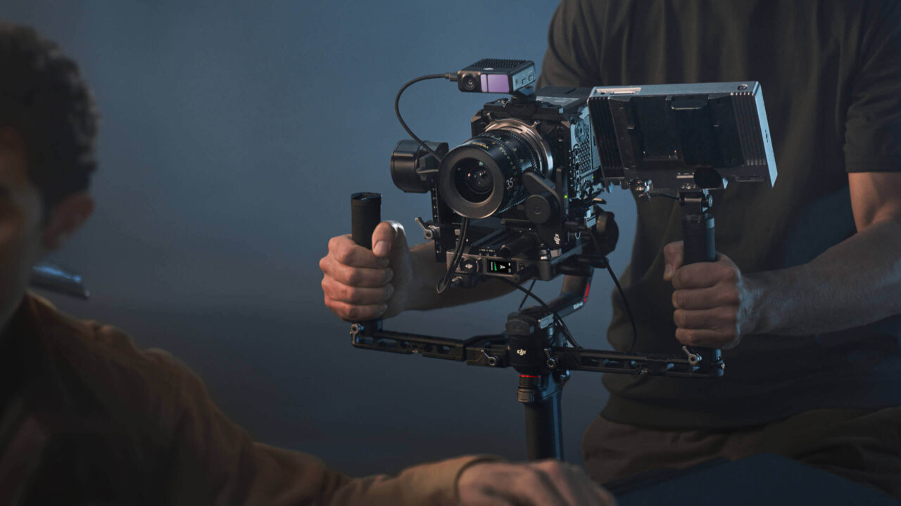 Gimbal máy ảnh siêu tốt cho DSLR và Mirrorless đáng mua nhất hiện nay 1 DJI RS 4 Pro: Giải pháp chuyên nghiệp