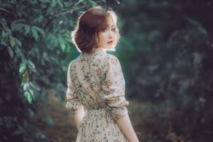 99+ cách tạo dáng chụp ảnh chân dung đẹp và cuốn hút nhất 12 goc-nghieng-than-thanh-goc-ban-dien-2