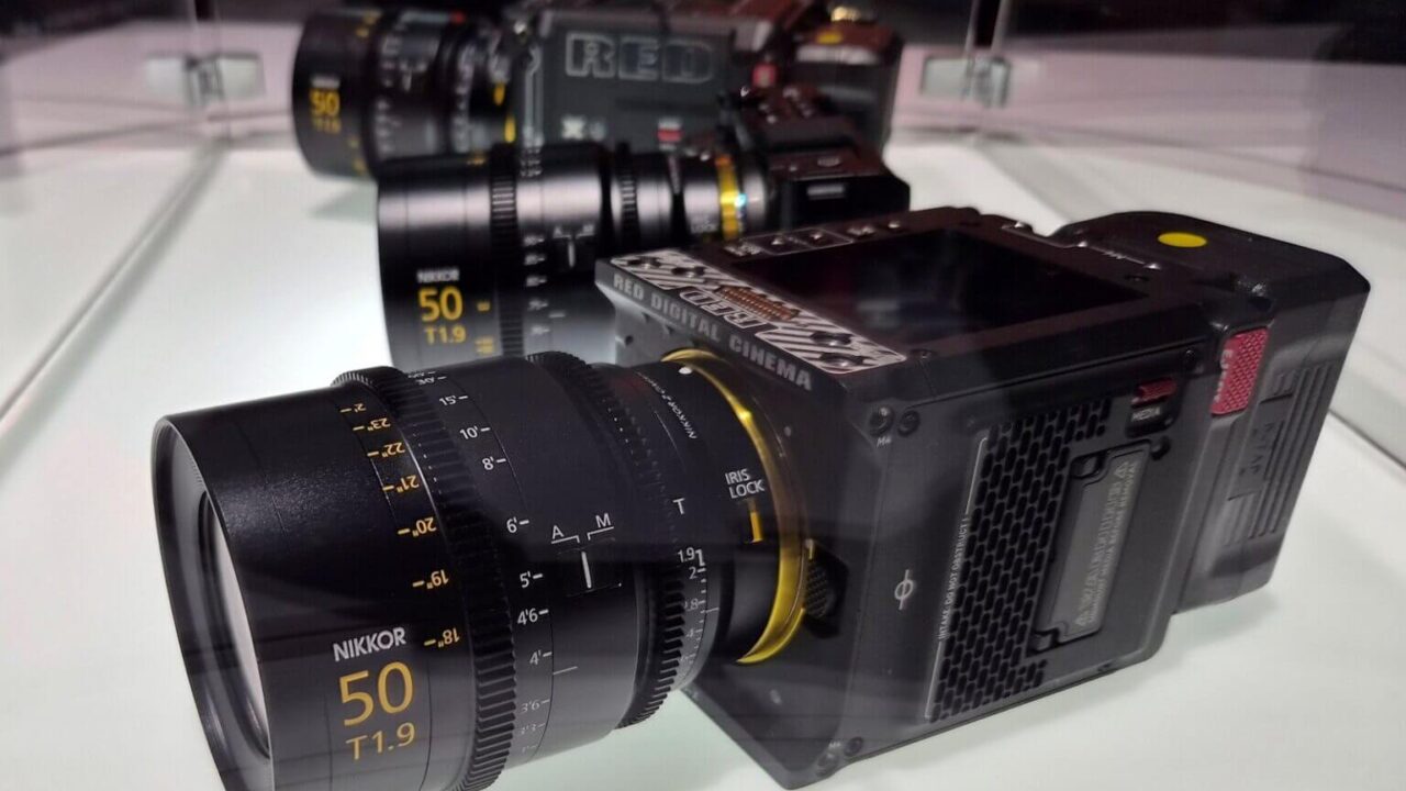 Hai điểm đột phá: Hỗ trợ Autofocus và phủ trọn cảm biến VistaVision