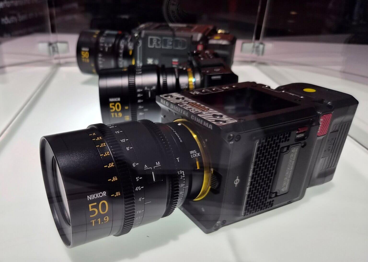 Hai điểm đột phá: Hỗ trợ Autofocus và phủ trọn cảm biến VistaVision