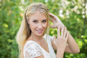 99+ cách tạo dáng chụp ảnh chân dung đẹp và cuốn hút nhất 24 ky-thuat-tao-dang-vuot-toc-day-than-thai-2