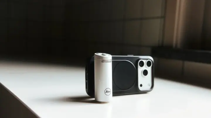 Leica tung báng LUX Grip màu bạc, cập nhật ứng dụng v2.0 và màu ảnh Steve McCurry