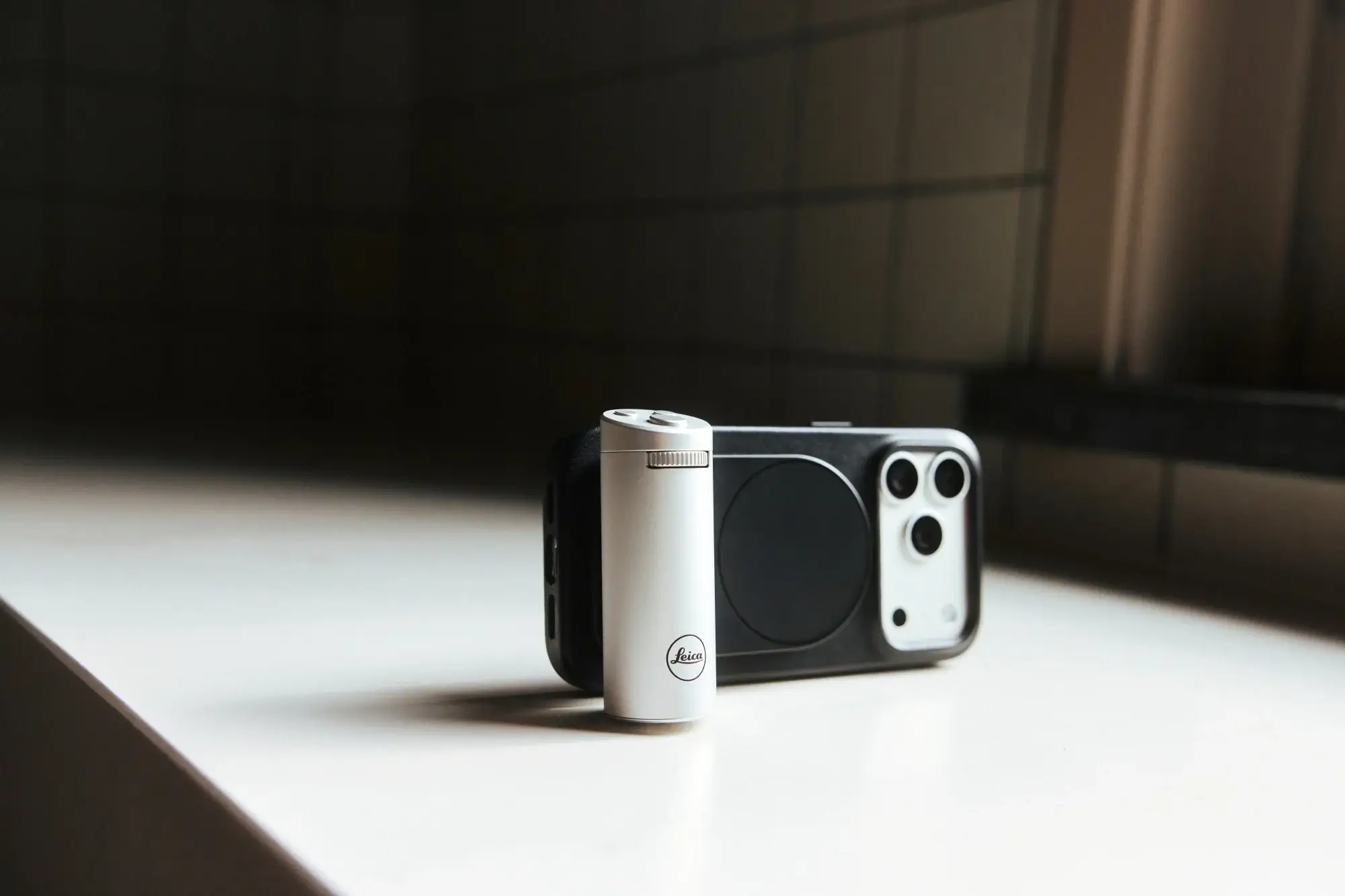 Leica tung báng LUX Grip màu bạc, cập nhật ứng dụng v2.0 và màu ảnh Steve McCurry