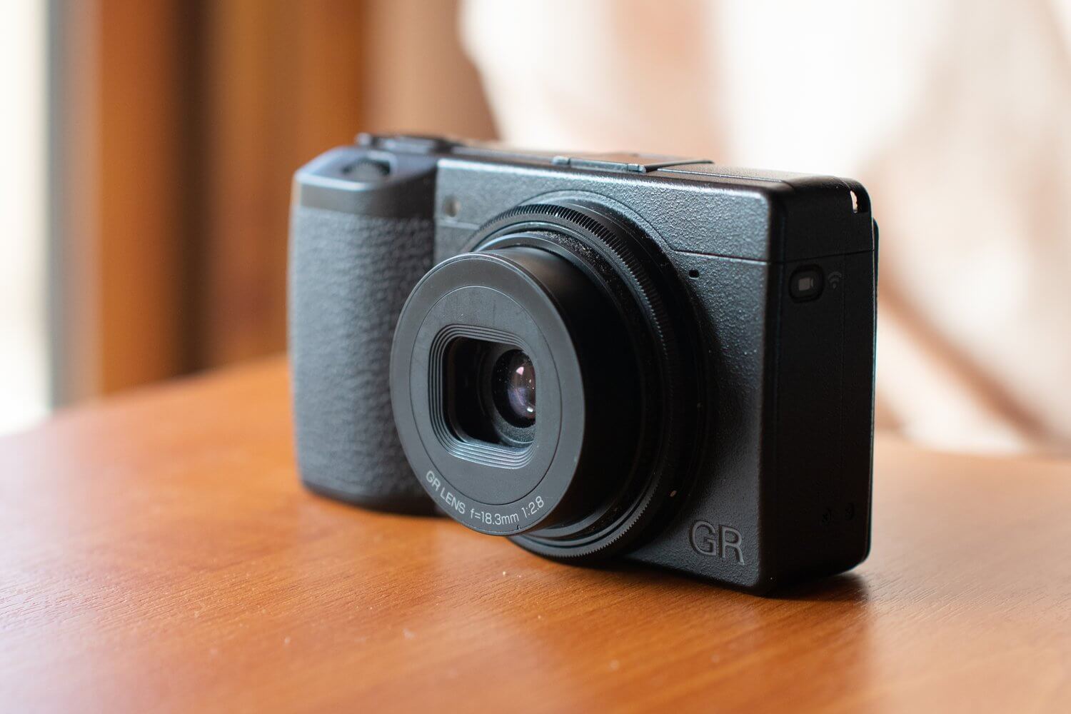 Máy ảnh du lịch nhỏ gọn chụp ảnh đẹp cho phái nữ năm 2026 4 Ricoh GR III - Kiệt tác dành cho nhiếp ảnh đường phố