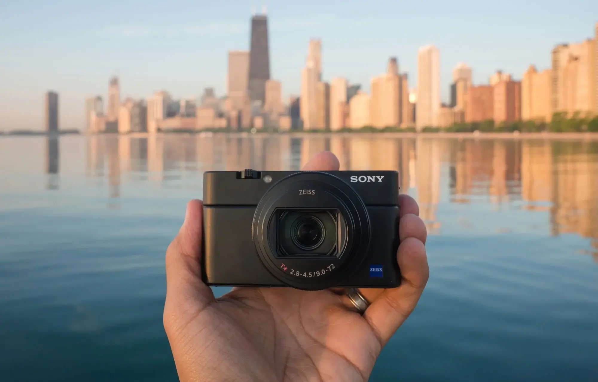 Máy ảnh du lịch nhỏ gọn chụp ảnh đẹp cho phái nữ năm 2026 5 Sony RX100 VI - "All-in-one" cho mọi tình huống