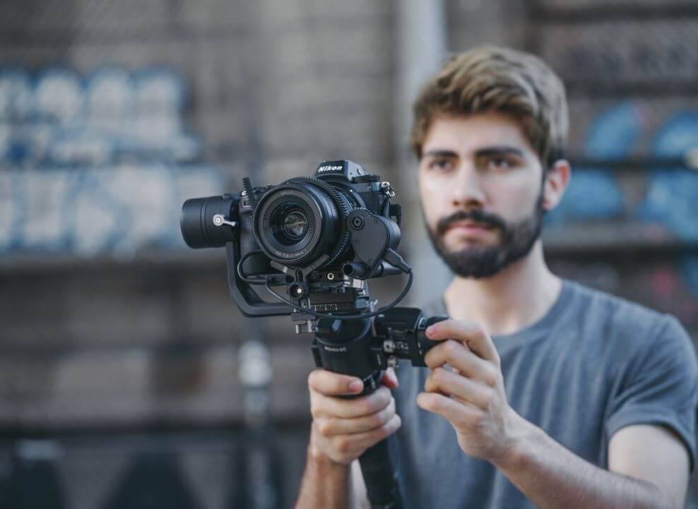 Sử dụng tripod hoặc monopod làm điểm tựa cố định