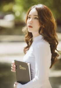 99+ cách tạo dáng chụp ảnh chân dung đẹp và cuốn hút nhất 21 tan-dung-dao-cu-de-tang-tinh-tu-su-3