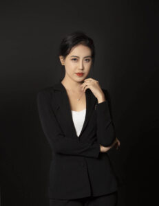 99+ cách tạo dáng chụp ảnh chân dung đẹp và cuốn hút nhất 41 tao-an-tuong-manh-me-voi-tu-the-khoanh-tay-3