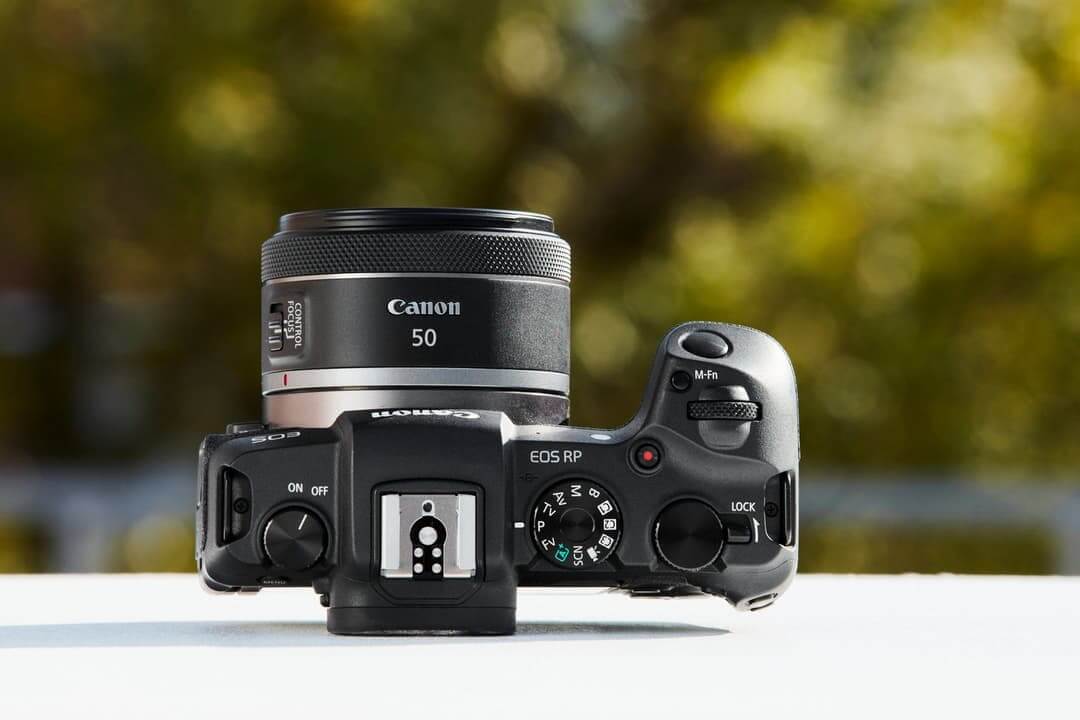 Thiết kế linh hoạt và trọng lượng tối ưu của ống kính Canon RF 50mm f/1.8 STM