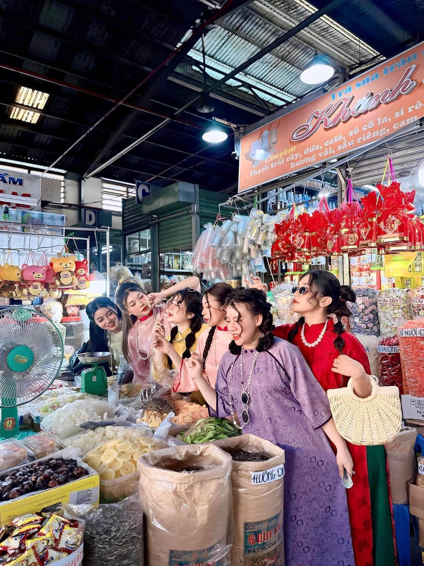 Bí quyết tạo dáng tại chợ Tết hoặc phố xuân