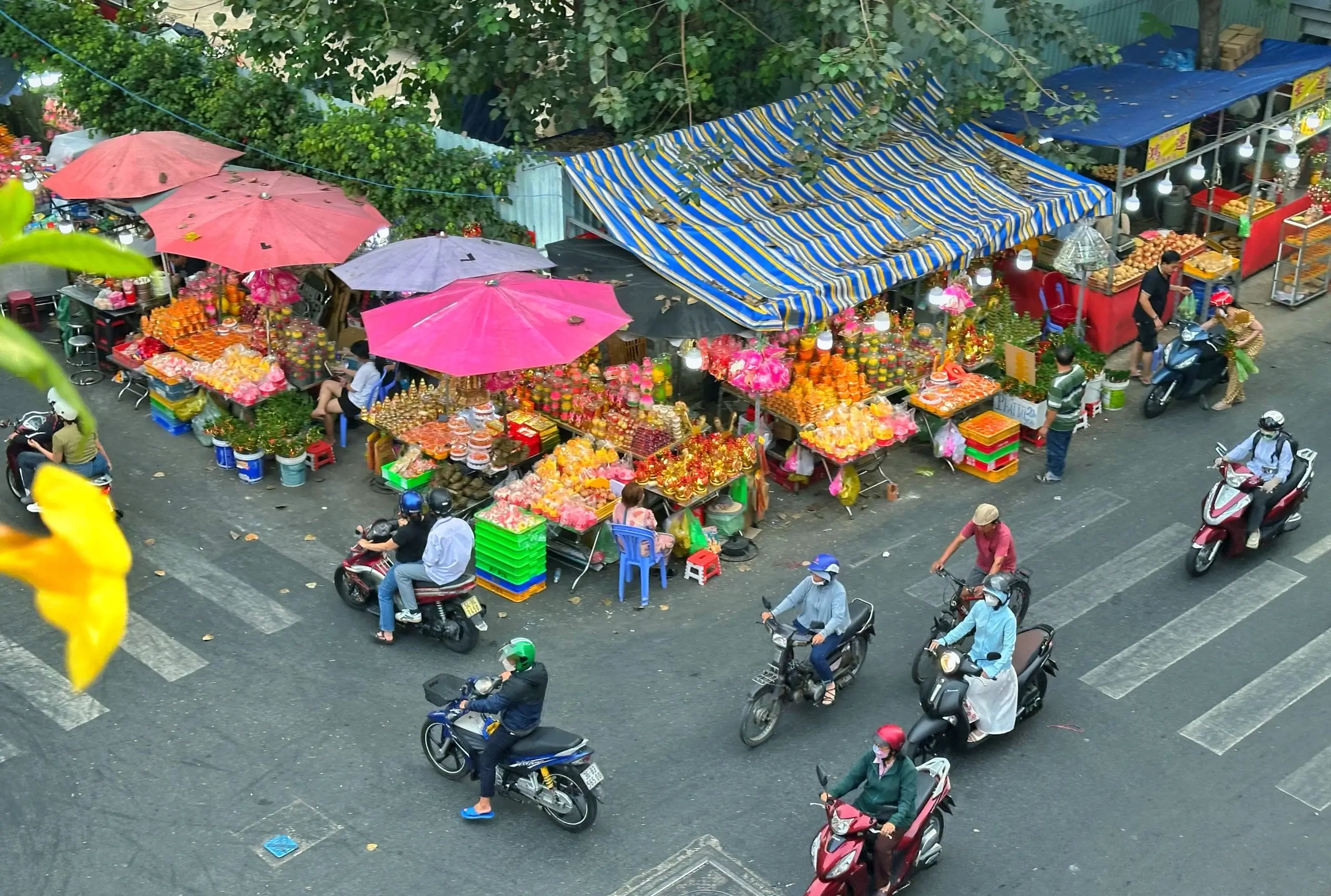 21+ Địa điểm chụp hình tết đẹp ở Sài Gòn cho bộ ảnh áo dài xuân 2027 17 Chợ Bình Tây (Chợ Lớn)