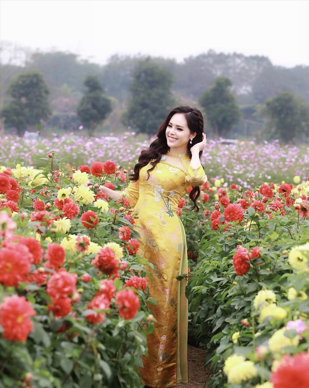 Chụp ảnh áo dài giữa vườn hoa xuân