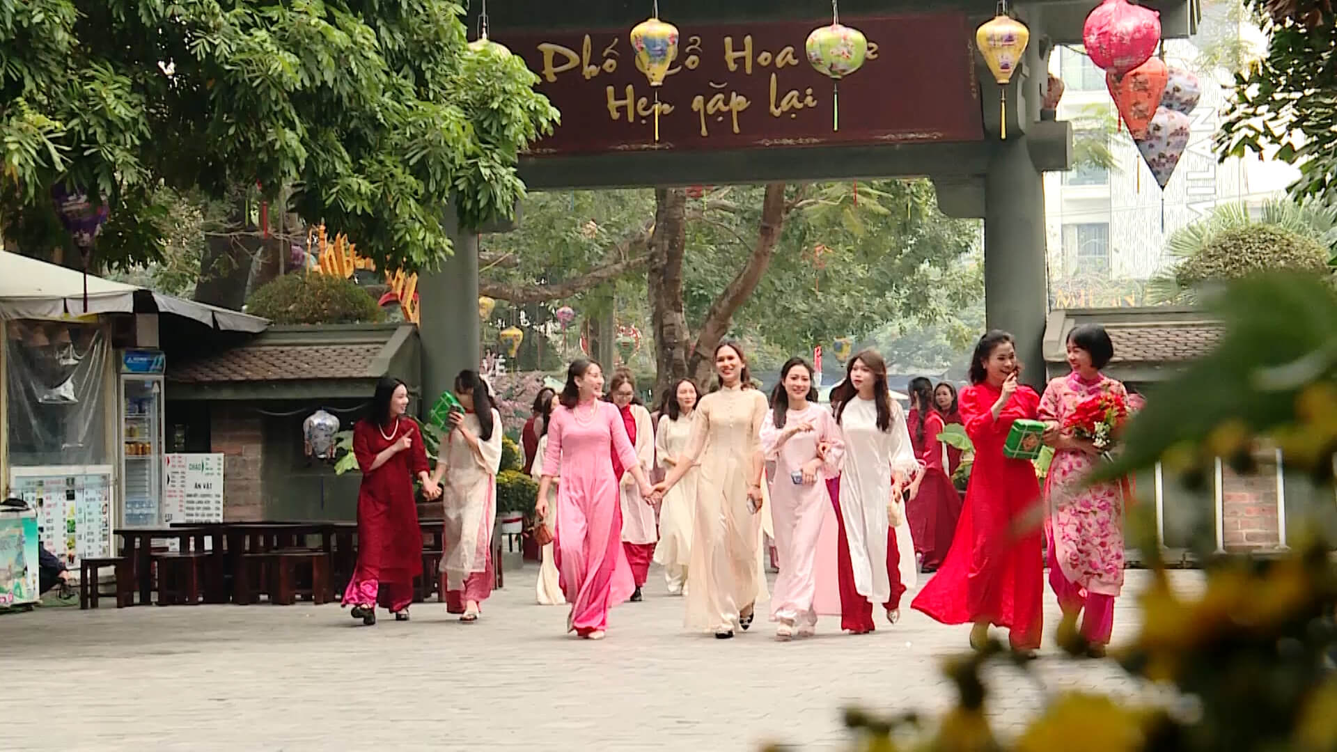 Chụp ảnh nhóm cùng bạn bè