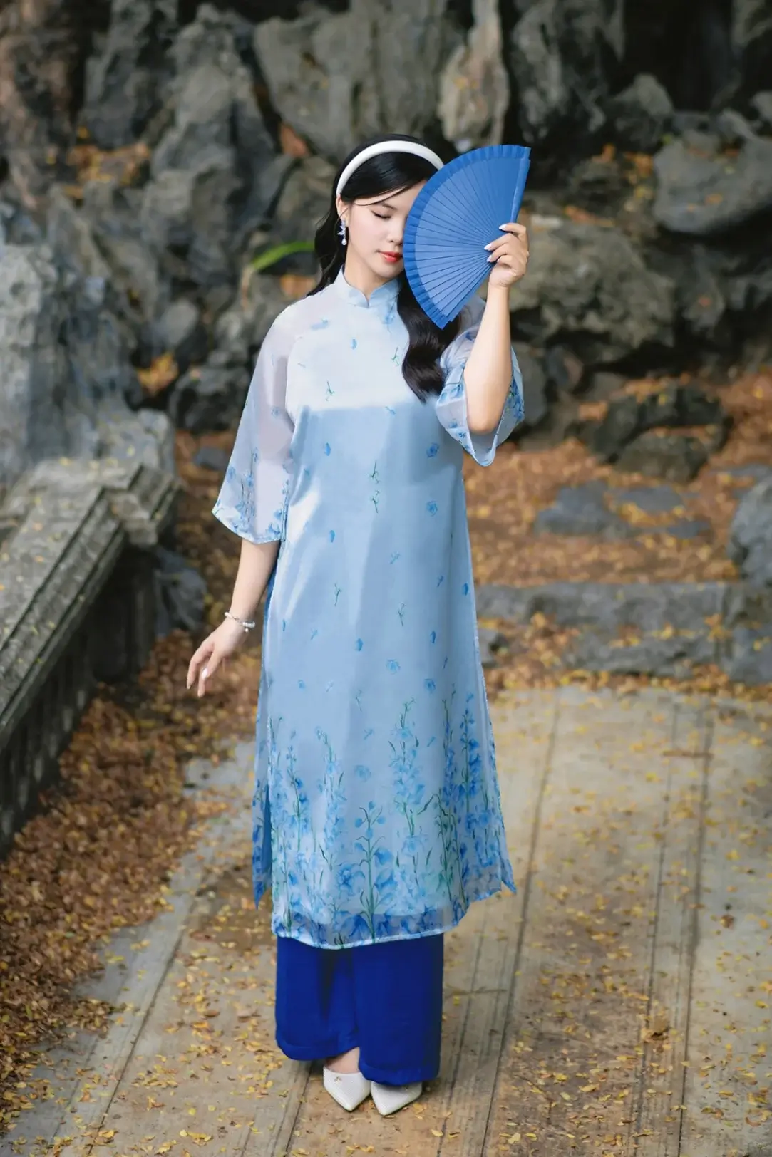 Chụp ảnh với quạt gấp cổ điển