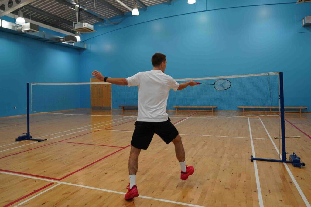 Góc máy cơ bản cần biết để tạo nên những thước phim ấn tượng 10 Cú máy chéo (Cross Shot)