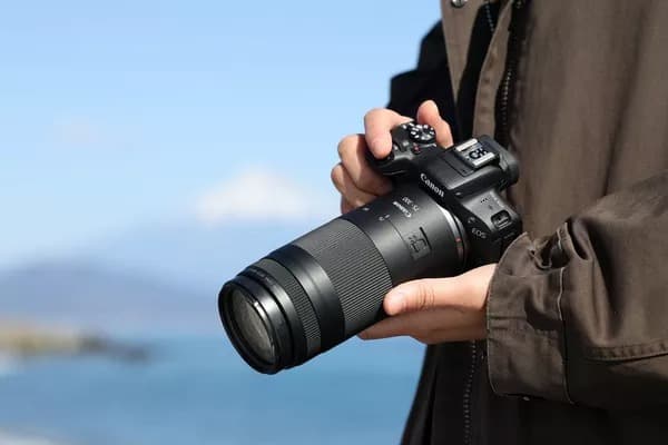 Đặc điểm thiết kế gọn nhẹ và tính cơ động cao của ống kính Canon RF 75-300mm F4-5.6